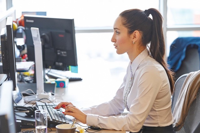 contencioso trabalhista 2021 - suspensão de contratos e lgpd - mulher trabalhando em frente ao computador