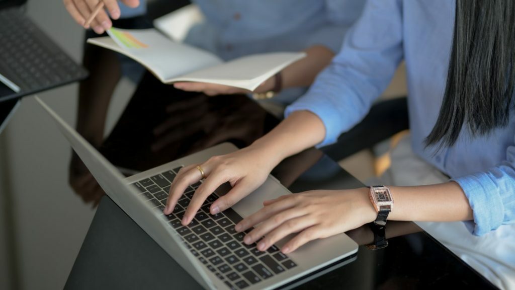 Responsabilidade civil dos administradores - mulher digitando em um notebook