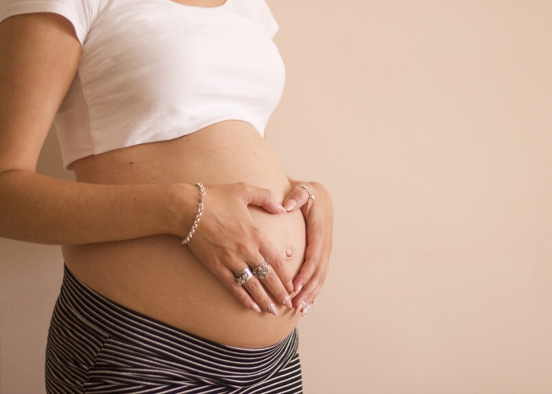 afastamento de gestante na pandemia - gestante com as mãos na barriga